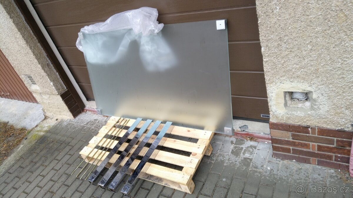 Skleněný jídelní stůl - 2