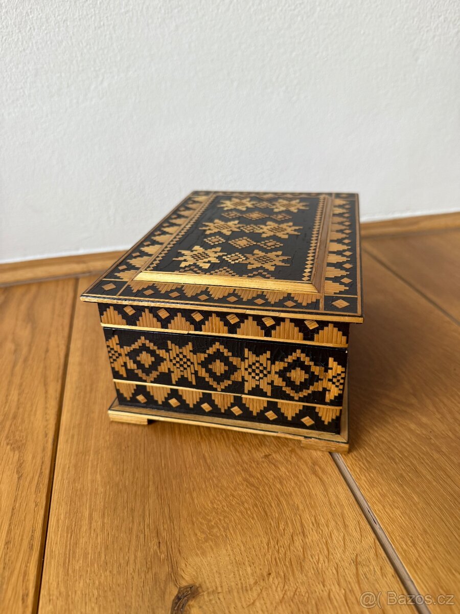 Vykládaná skříňka - 2