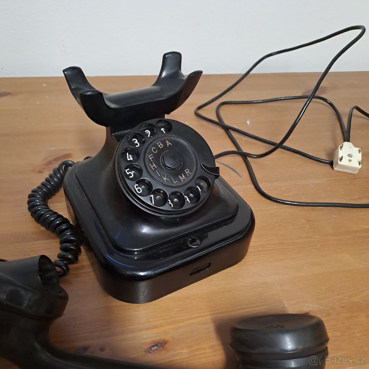 Staré bakelitové telefony - 2