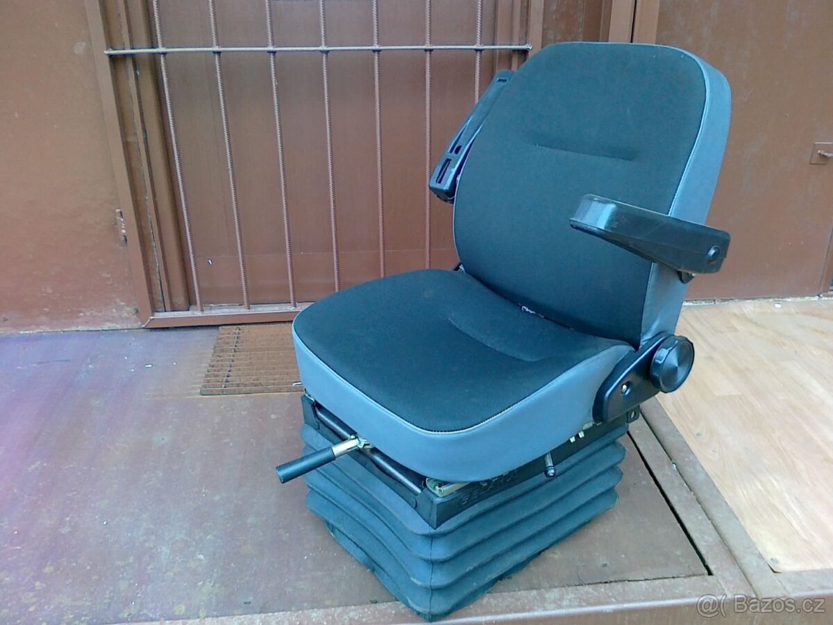 Traktorová sedačka s mechanickým odpružením. - 2