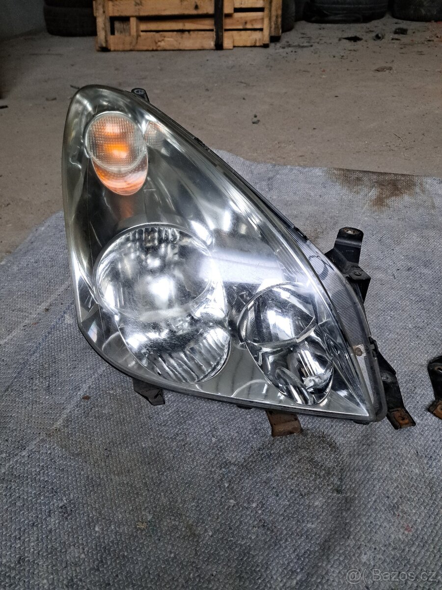 Toyota Corolla Verso originál přední, zadní světla - 2