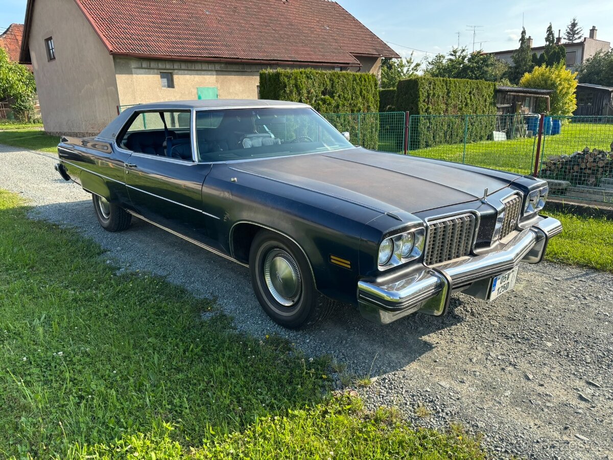 Oldsmobile Ninety-Eight Regency Coupe - 2