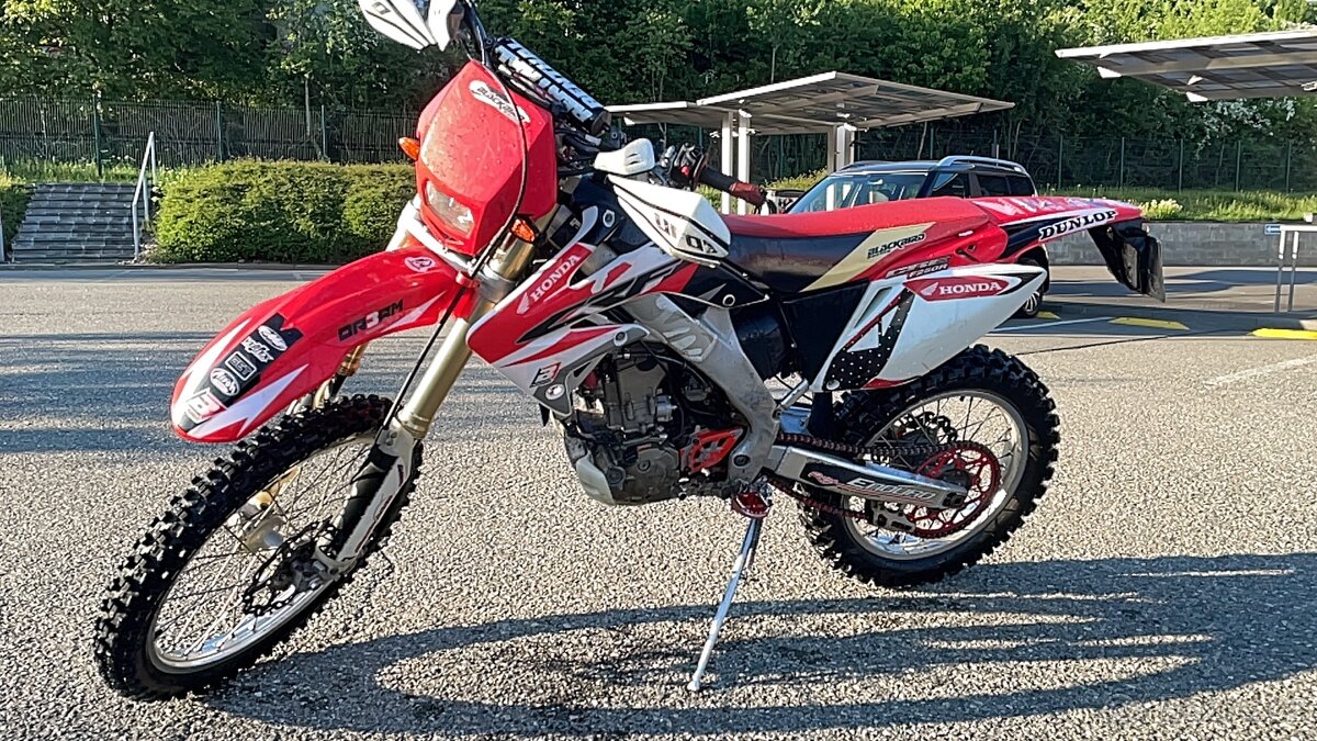 Honda CRF 250 R HM na značkách