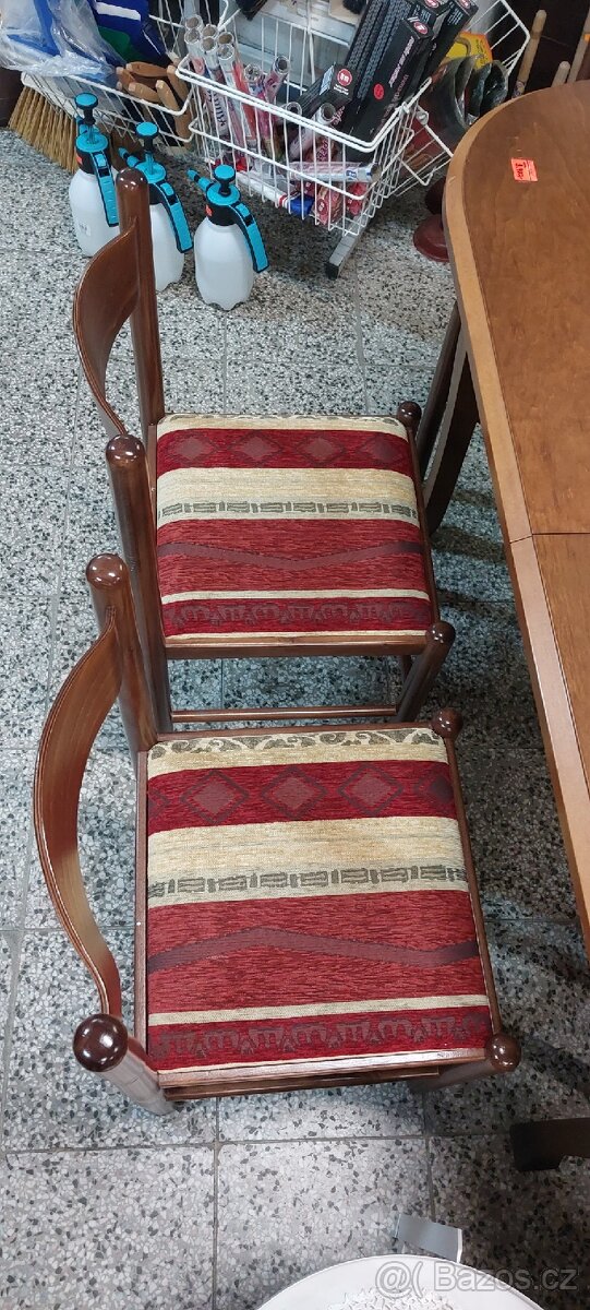 Stůl se šesti židlemi - 2