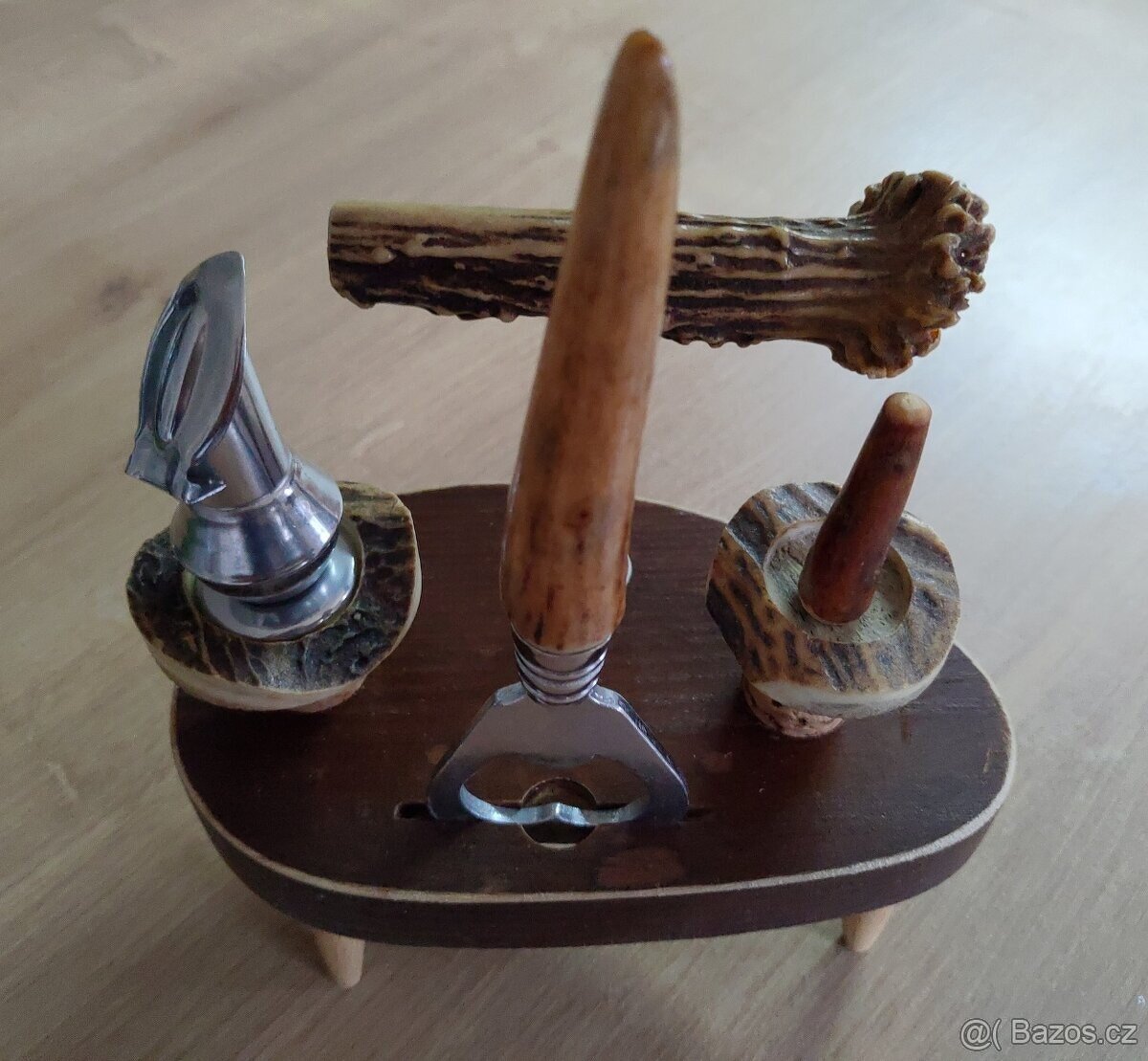 Set z paroží s otvírákem, vývrtkou a špuntem - 2