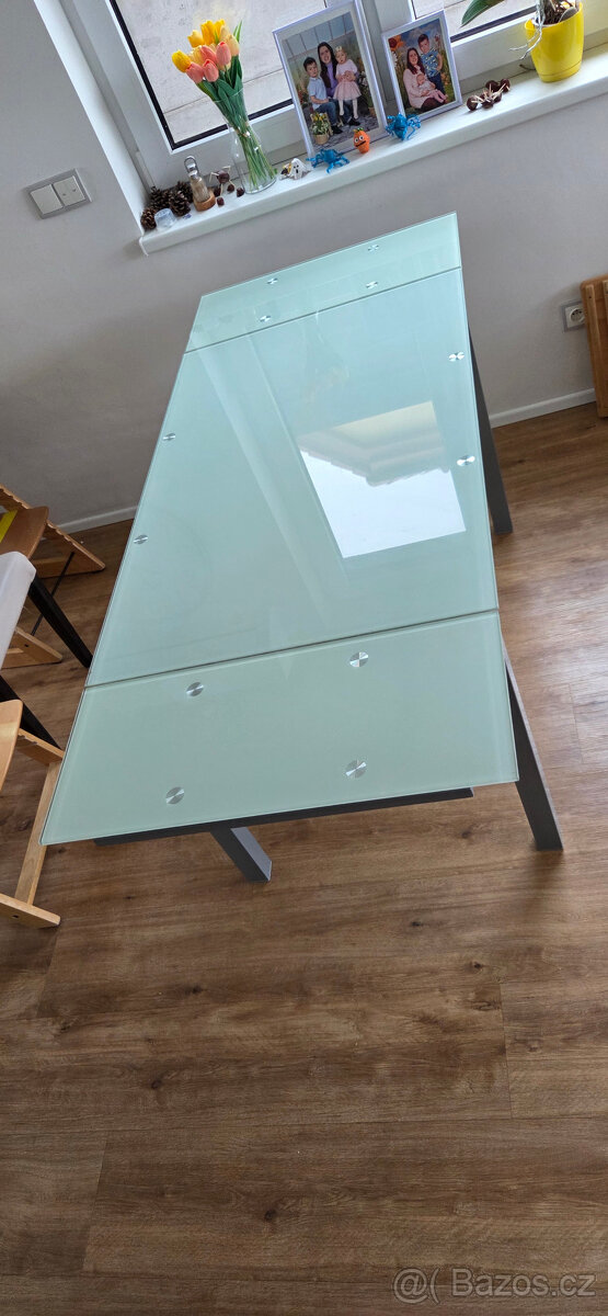 Prodám skleněný jídelní stůl - 2