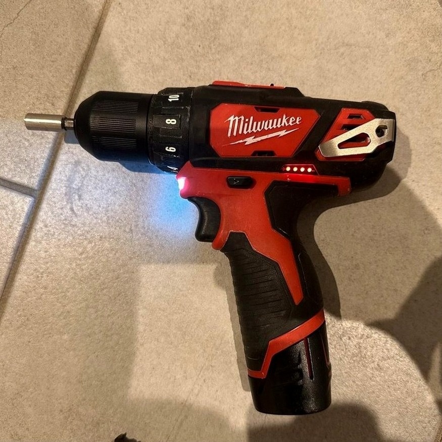 Milwaukee M12 aku šroubovák s příslušenstvím - 2