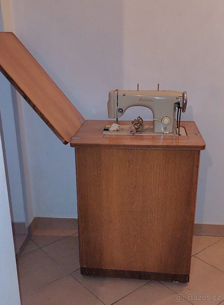 Šicí stroj Minerva, skříň. vč.příslušenství - 2