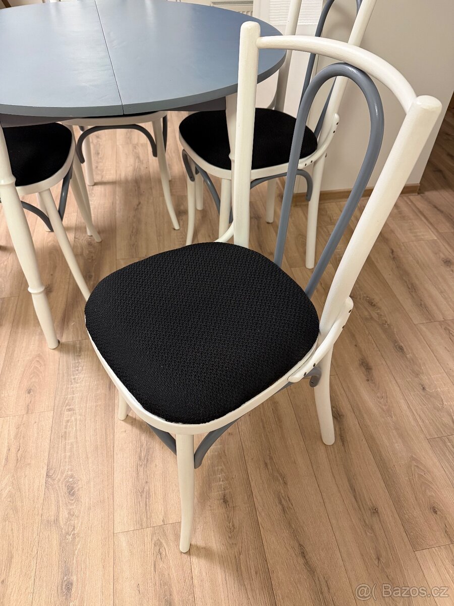 Jídelní stůl se židlemi - 2