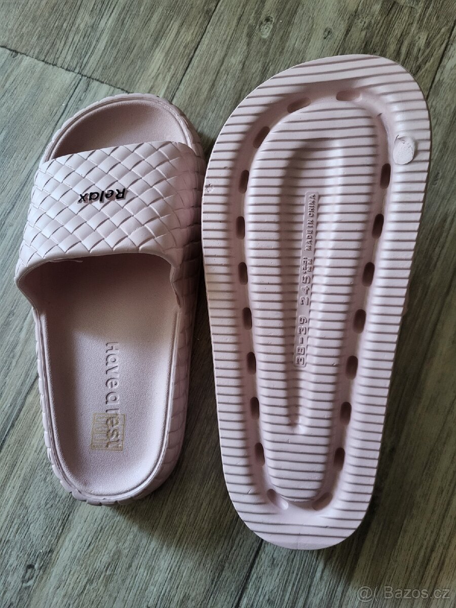 Růžové pantofle nové - 2