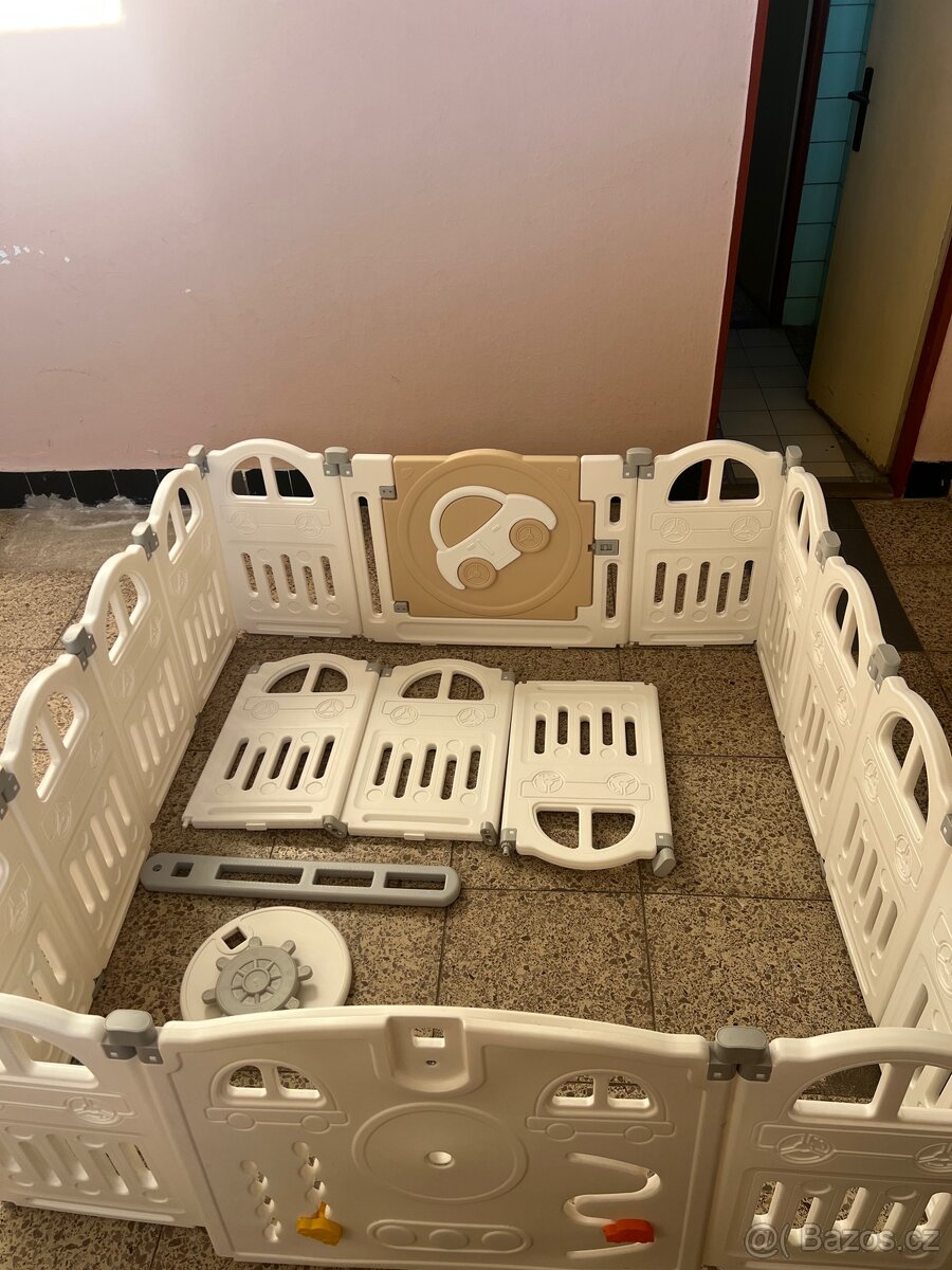 Dětská plastová ohrádka s příslušenstvím - 2