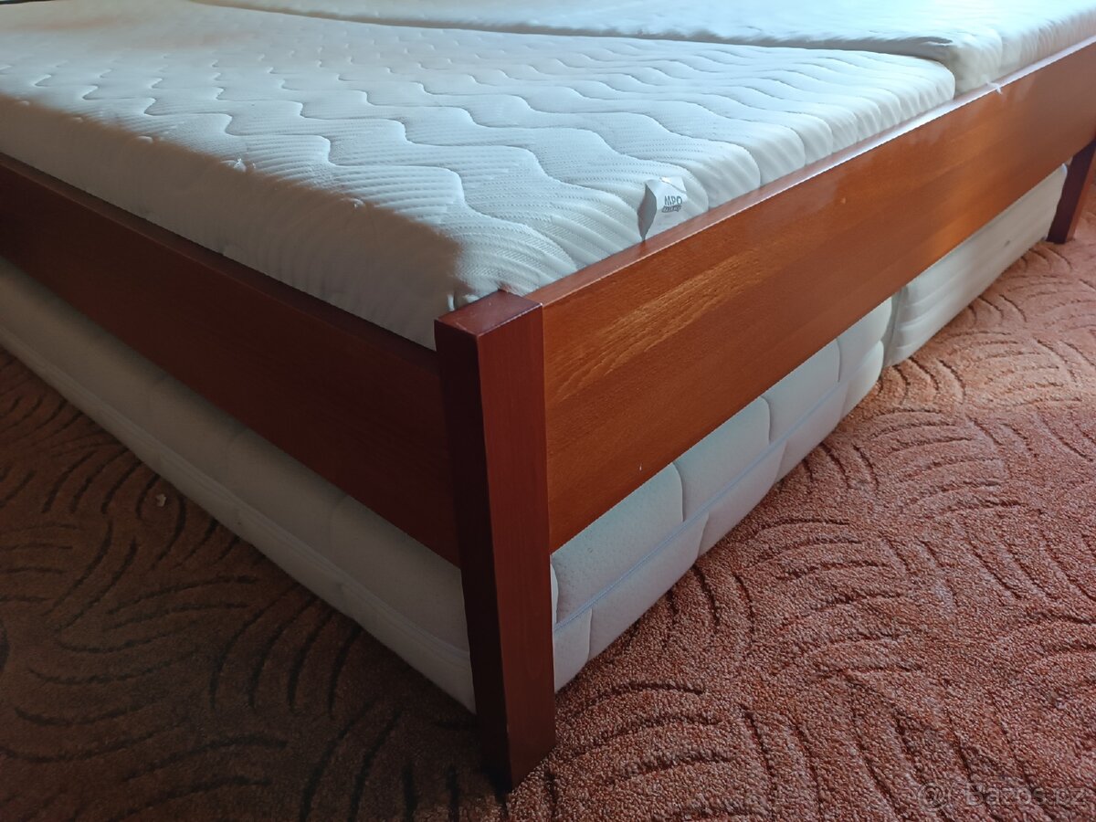 Manželská prodloužená dřevěná postel s kovaným čelem - 2