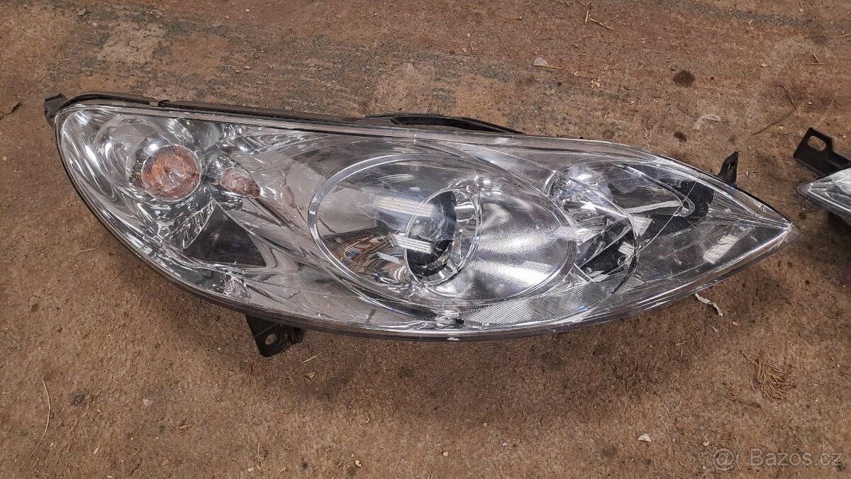 Přední světla Peugeot 407.Rok stará, Cena je za 1 kus 1900kč - 2