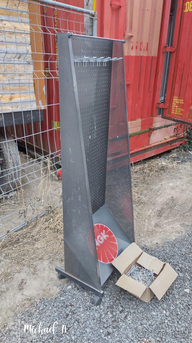 Stojan s háčkami na sazenice, aj. visící předměty - 2