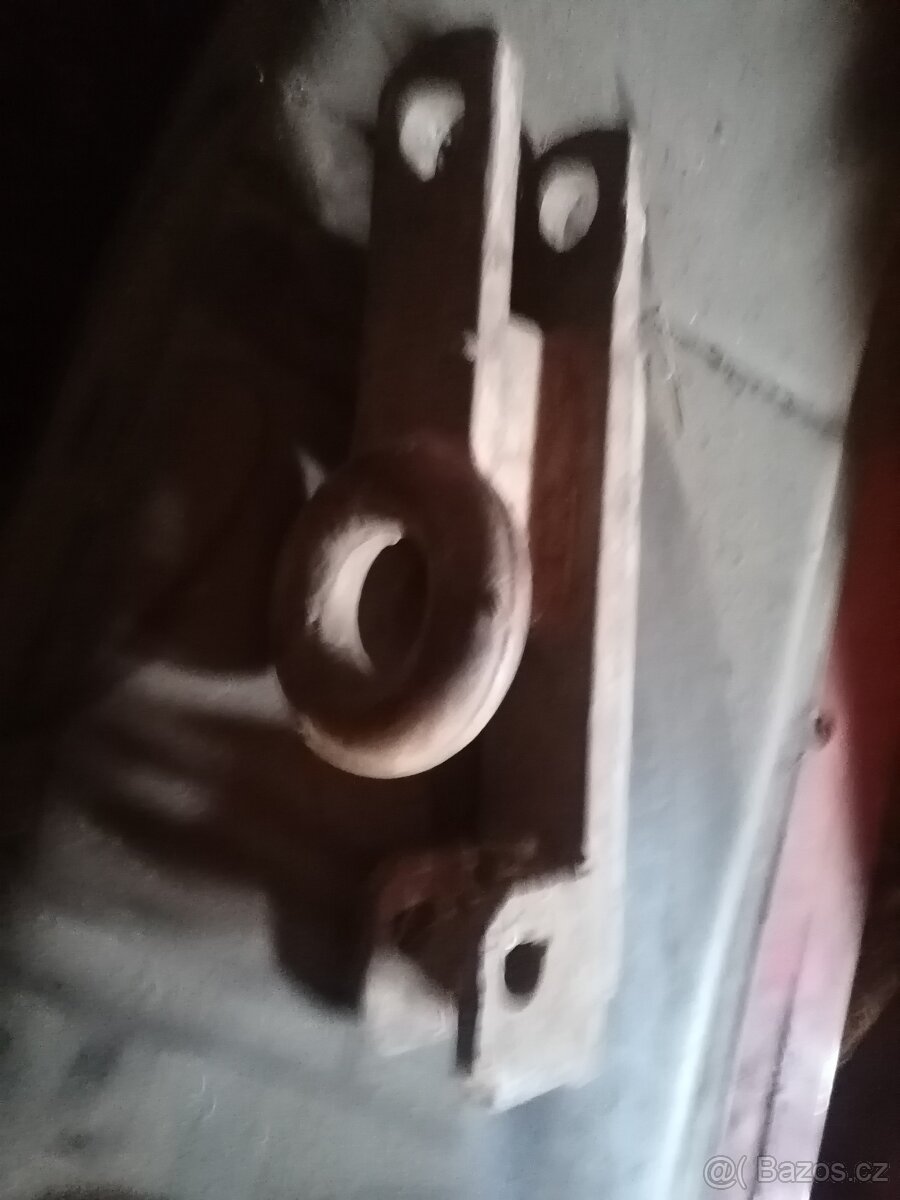 Spodní závěs Zetor - 2