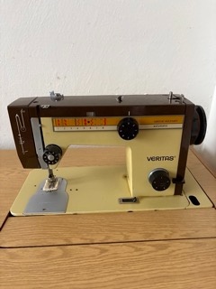 Skříňový šicí stroj VERITAS - 2