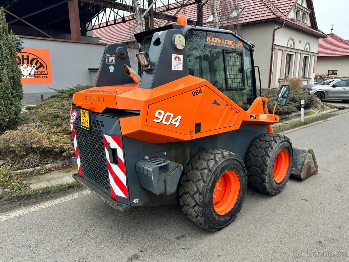 smykem řízený nakladač LOCUST 904 - 2