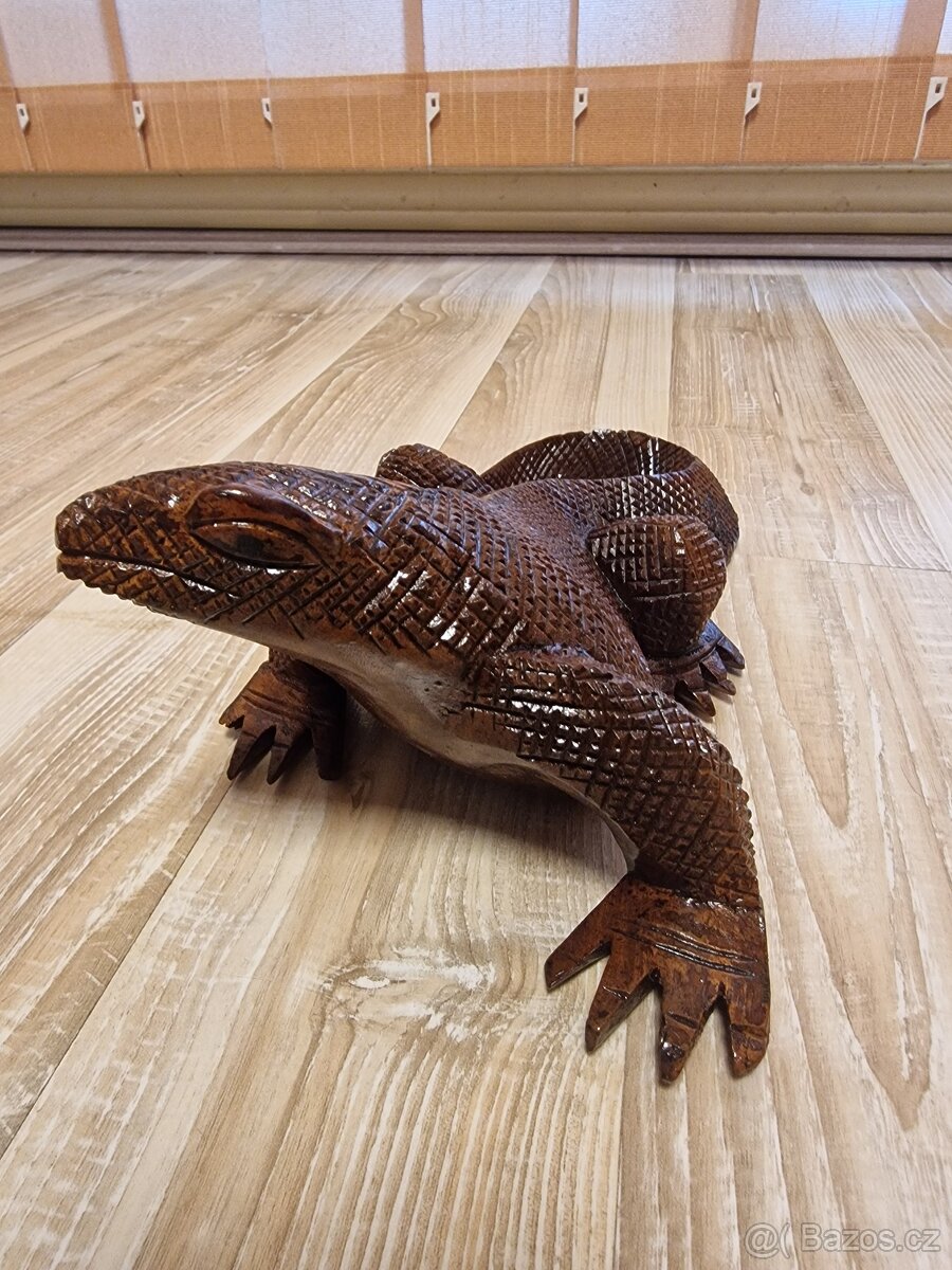 Dřevená socha ještěra - 2