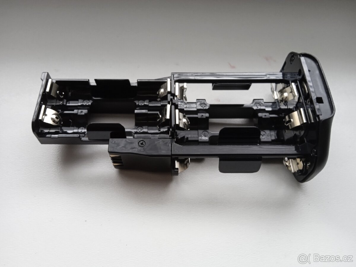 Canon 550D bateriový grip Meike - 2