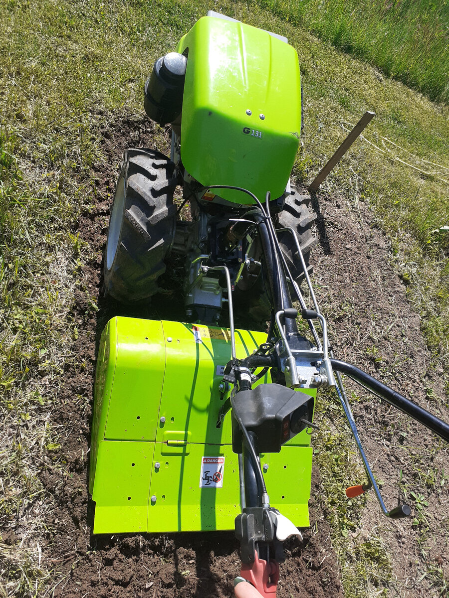 Prodám jednoosý traktor 11HP s neseným nářadím - 2
