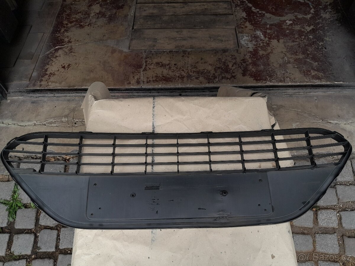 Mřížka předního nárazníku Ford Focus 8M51 17B968A. - 2