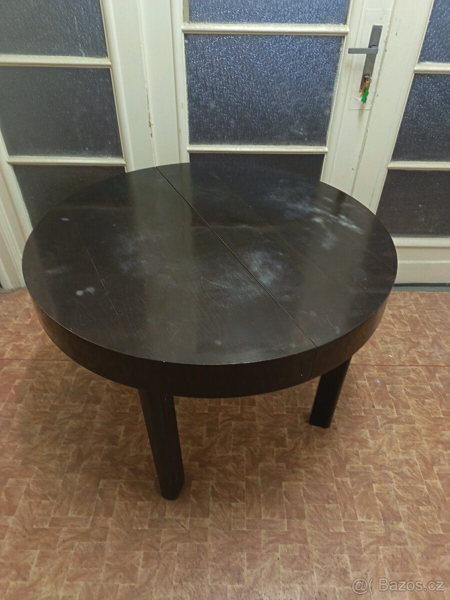 Menší jidelní roztahovaci stul od J Halabali UP - 2