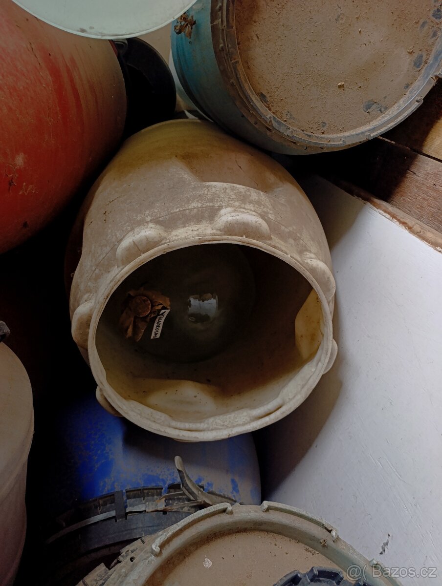 Starší plastový sud - 2