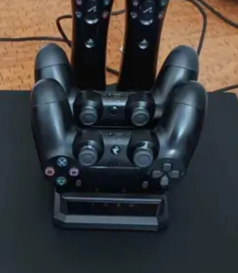 PS4 - nabíjecí stojan ovladačů - 2