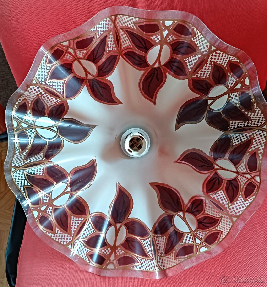 Prodám levně lustr. Plast béžovo/hnědý. - 2