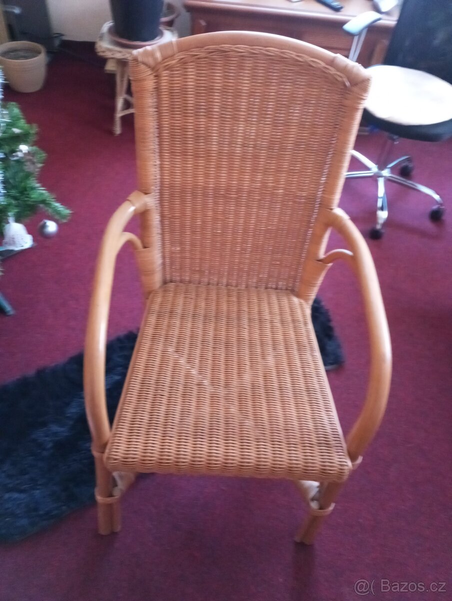Krásné ratanové křeslo. - 2