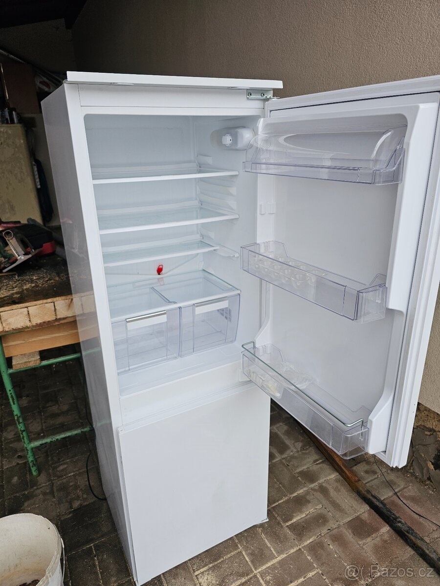 Vestavná lednice a varná deska - 2