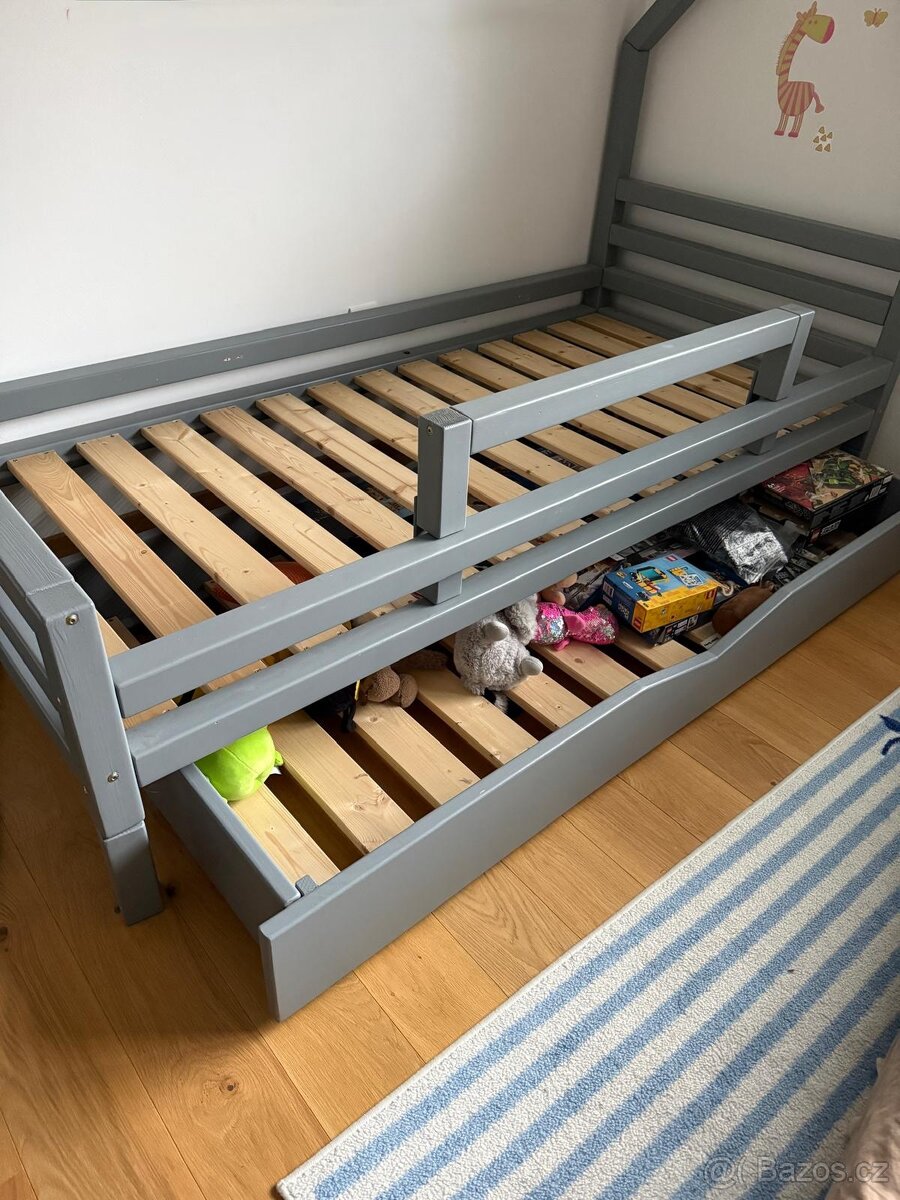 Dvě postele masiv - domeček dětská, druhá junior - 2