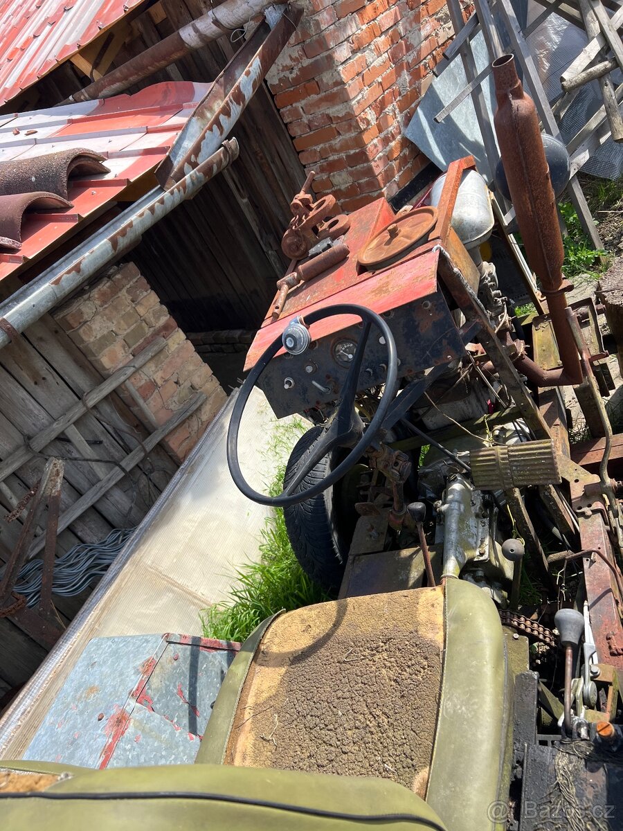 Traktor domácí výroby + vlečka - 2