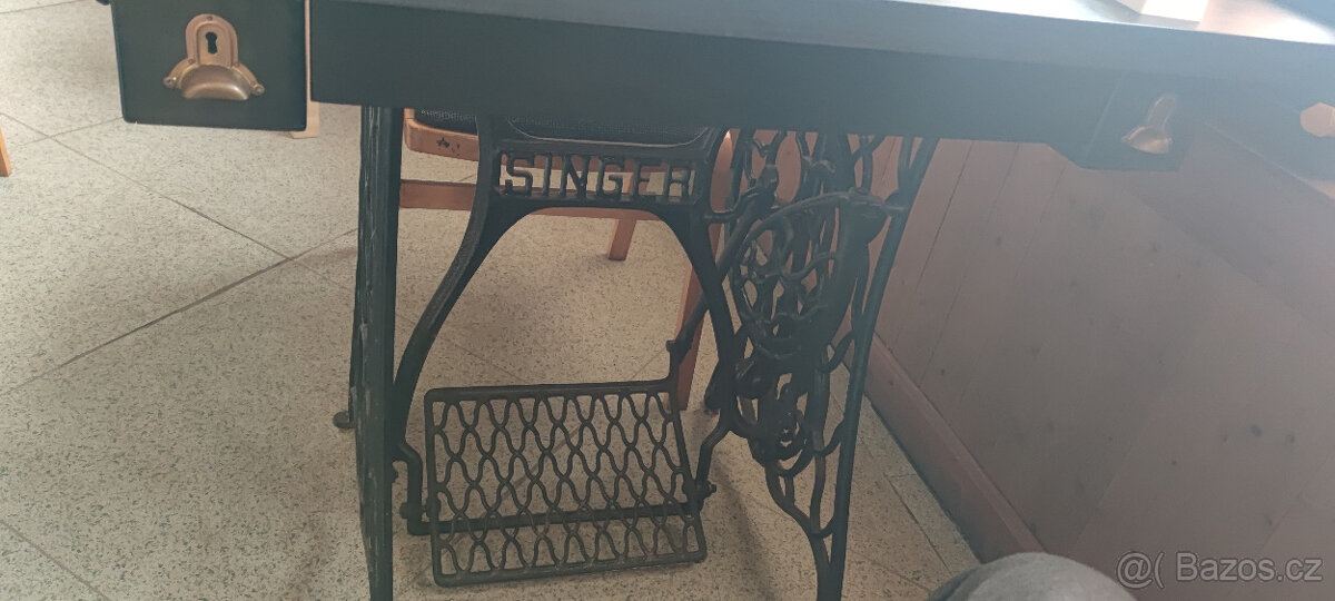 Stoly ze šicích strojů - 2