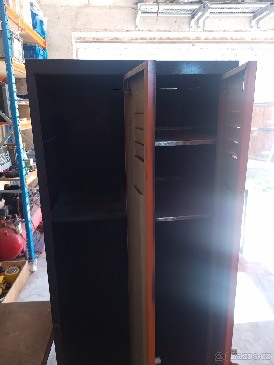 Dílenská šatní skříň - 2