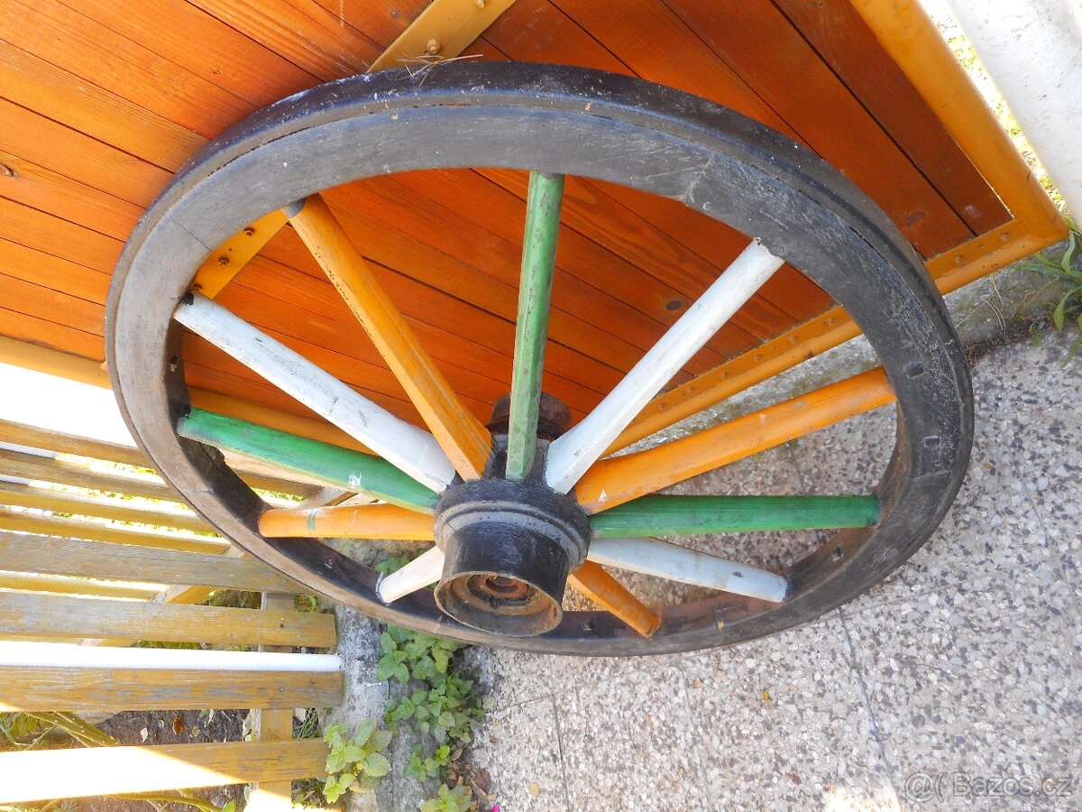 STARÉ KOLO OD VOZU - 2