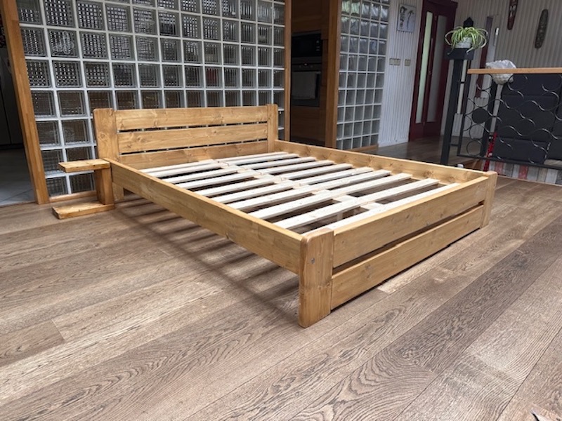 Masivní postel 160 x 200 s roštem silná konstrukce - 2