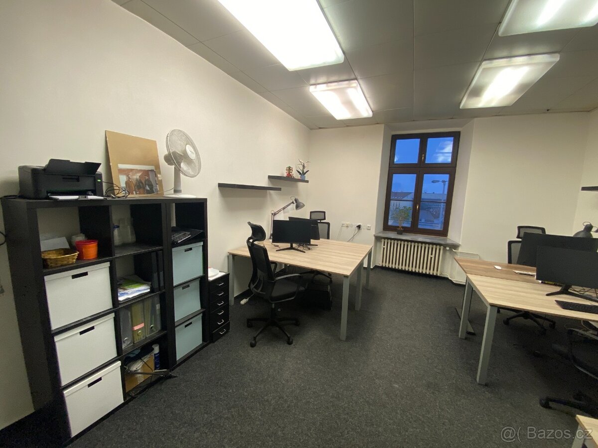 Stůl ve sdílené kanceláři - 2