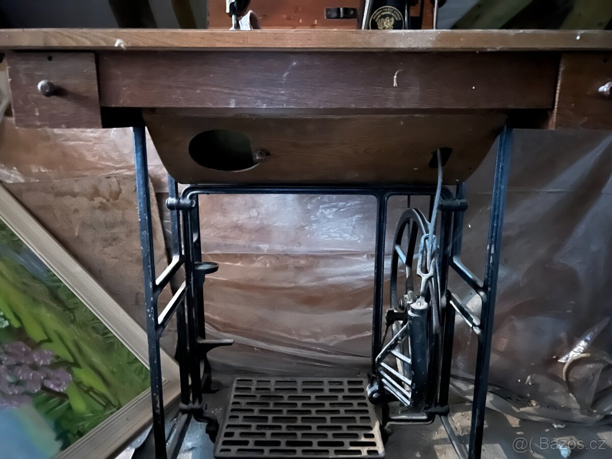 Starožitný šicí stroj BYNOV (ČSR) - 2