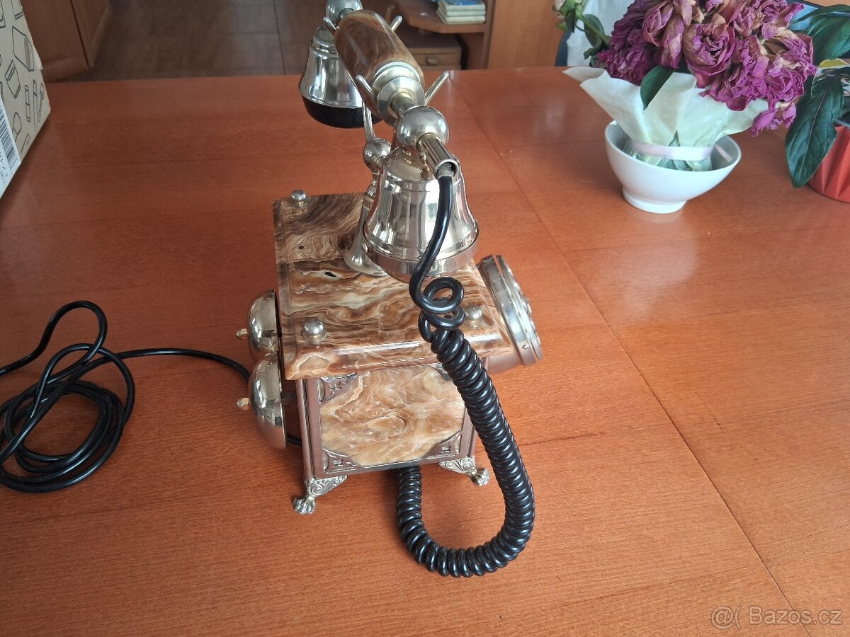 Pozlacený telefon - 2