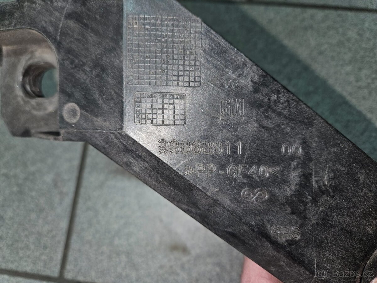 ORIGINÁLNÍ DRŽÁK PŘEDNÍHO PANELU RENAULT TRAFIC VIVARO PRAVÝ - 2