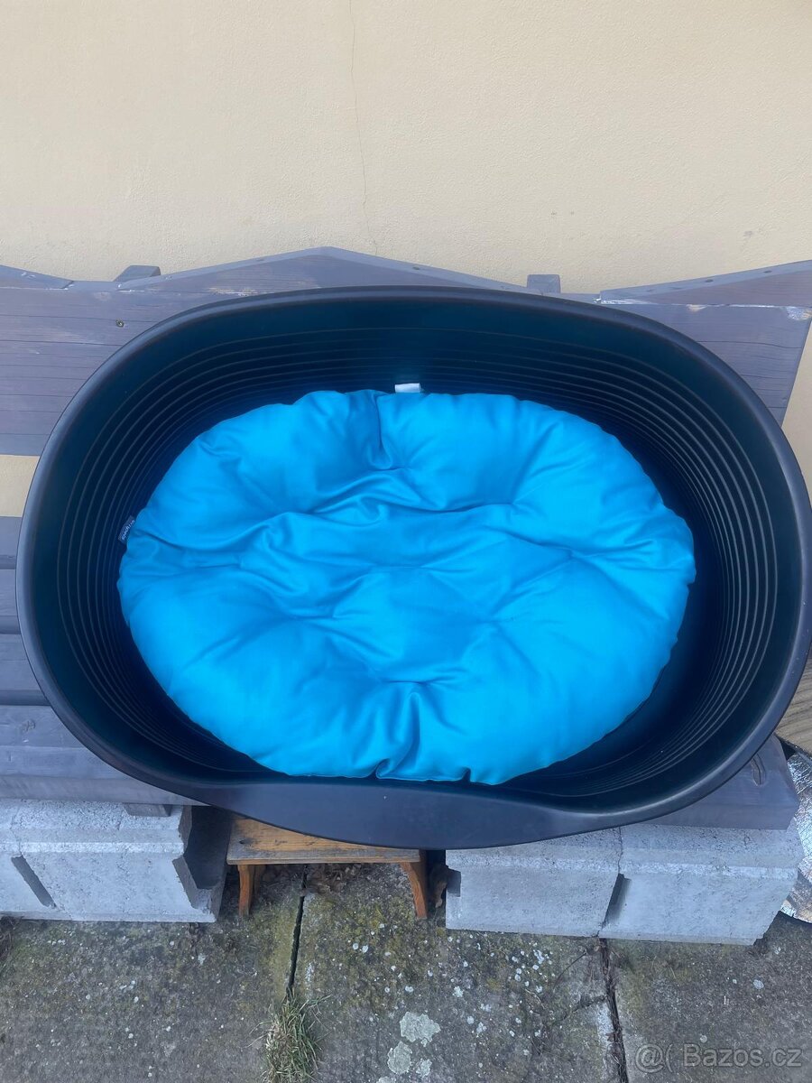 Plastový pelech pro psy + matrace - 2