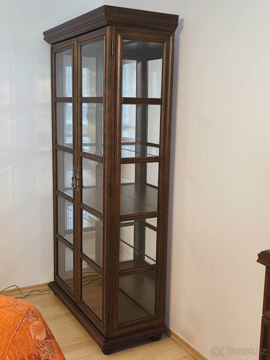 PROSKLENA VITRINA - 2