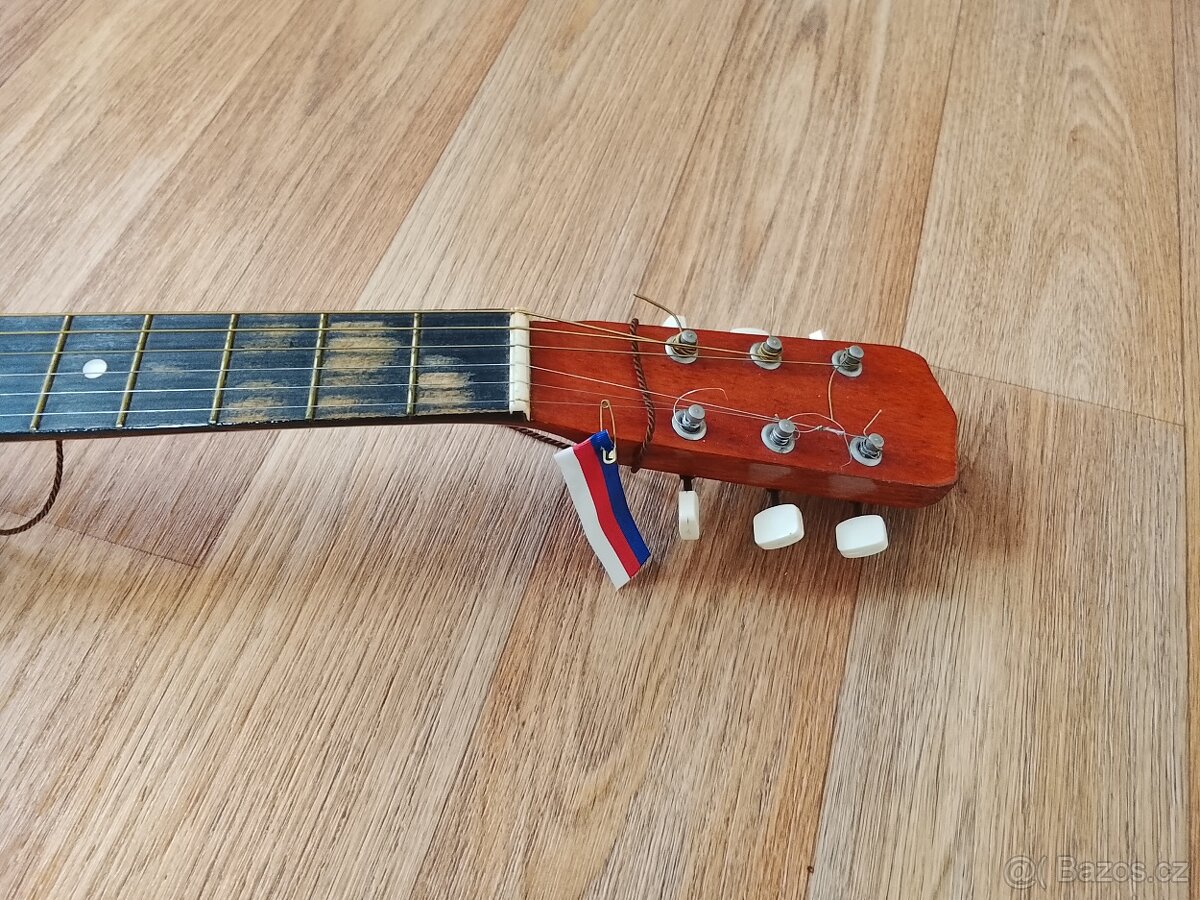 Prodám menší kytaru s obalem - 2
