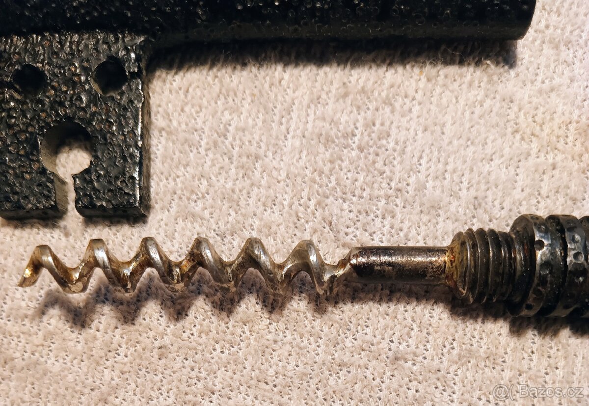 Ručně kovaný otvírák 70 léta pivo víno TOP kov. - 2