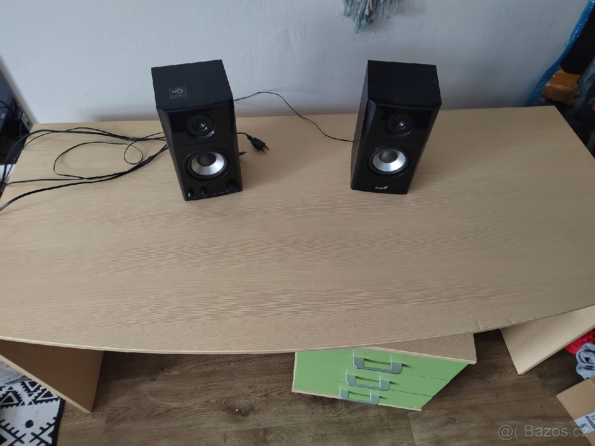 Psací stůl, komoda + repráky - 2