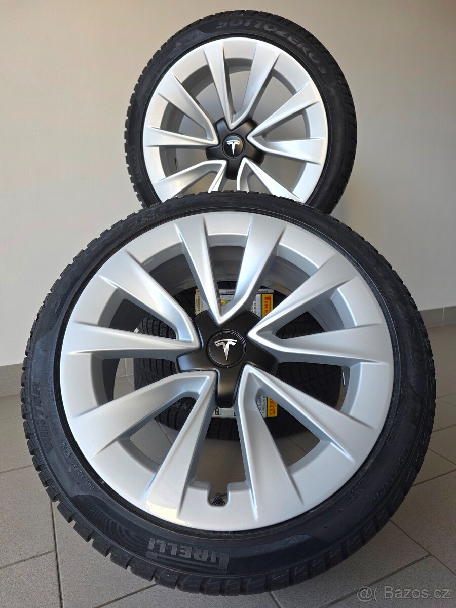 Orig. Tesla Model3 - Zimní Pirelli 235/40/19 - nejetá - 2