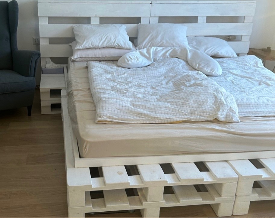 Rám postele - bílé palety - 2