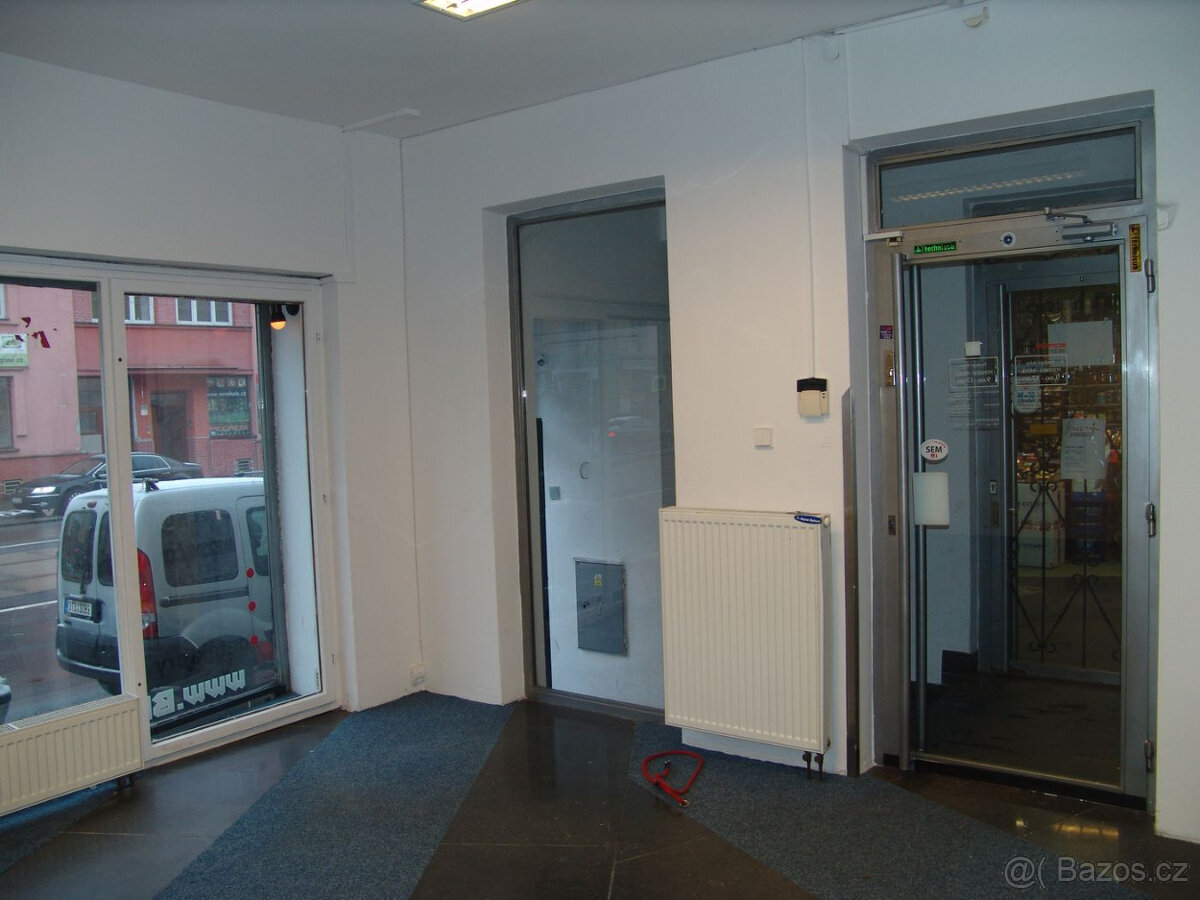 Obchodní prostory v přízemí. U zast. tramvaje Prostorná. - 2