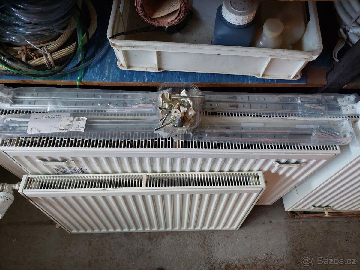4x deskovy radiator + drzaky + termoventily - 2